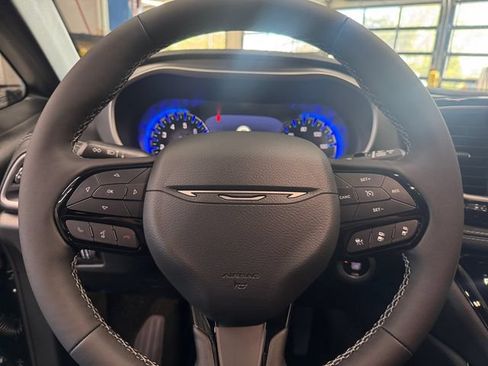 New 2027 Chrysler Pacifica Limited FWD image 23