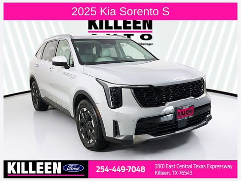 Used 2025 Kia Sorento S image 1