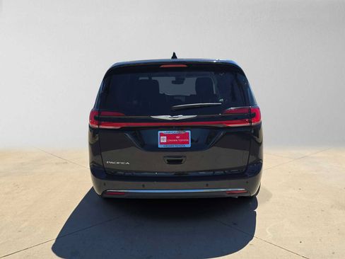 Used 2024 Chrysler Pacifica Touring-L FWD image 4