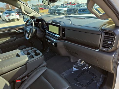 Used 2024 GMC Sierra 1500 SLT image 16