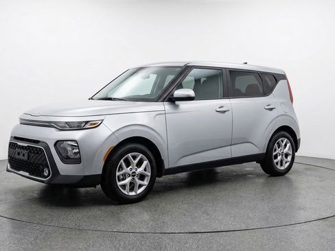 Used 2025 Kia Soul LX w/ LX Technology Package image 3