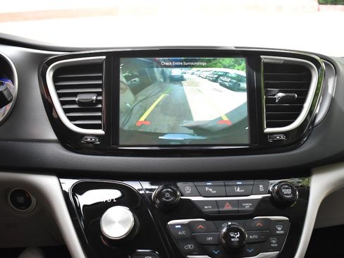 Used 2024 Chrysler Pacifica Touring-L FWD image 48