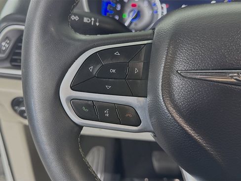 Used 2023 Chrysler Pacifica Touring-L image 14