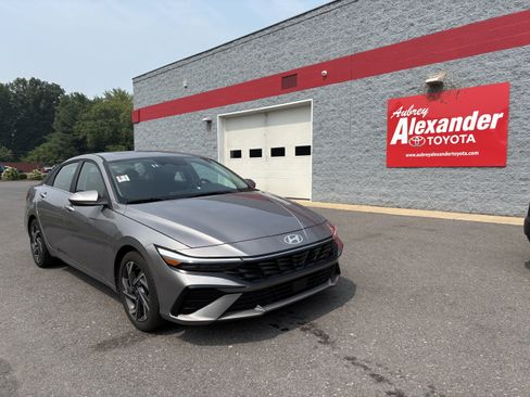 Used 2025 Hyundai Elantra SEL FWD image 1