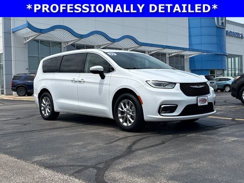 Used 2023 Chrysler Pacifica Touring-L AWD/4WD image 3