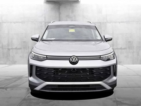 Certified 2025 Volkswagen Tiguan SE FWD image 4