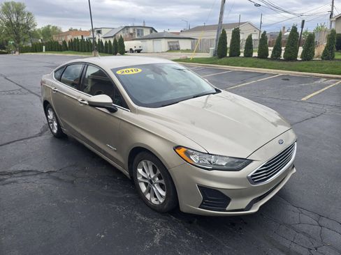 Used 2019 Ford Fusion SE FWD image 4