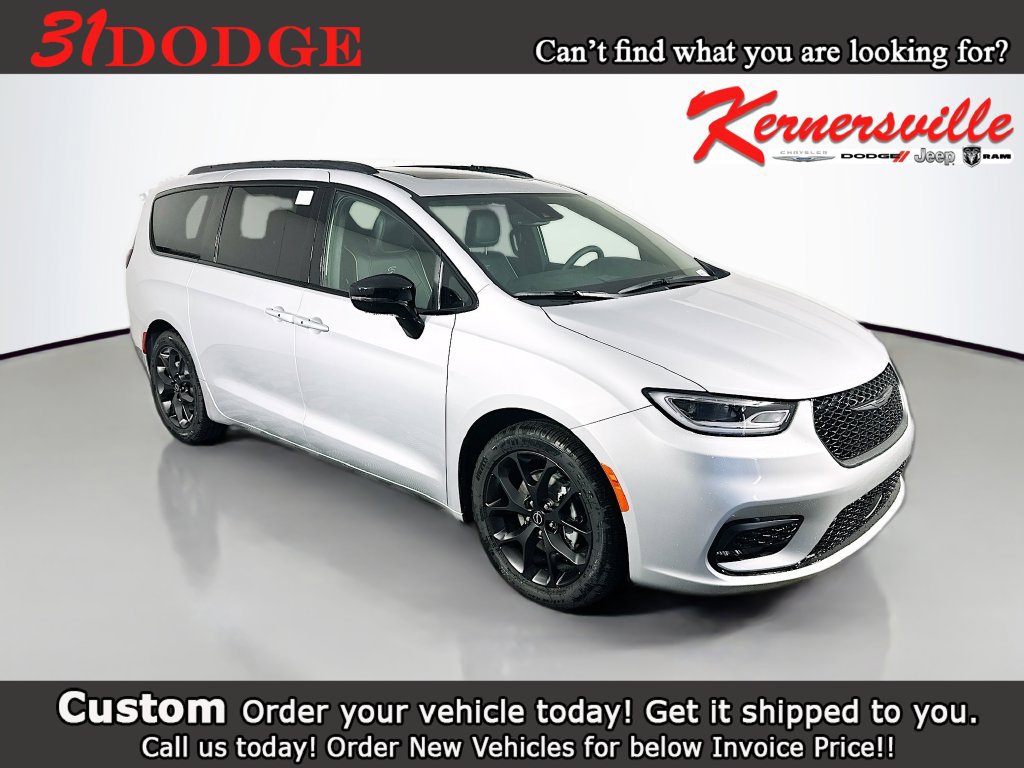 New 2026 Chrysler Pacifica Limited w/ Uconnect Theater Family Group FWD image 1