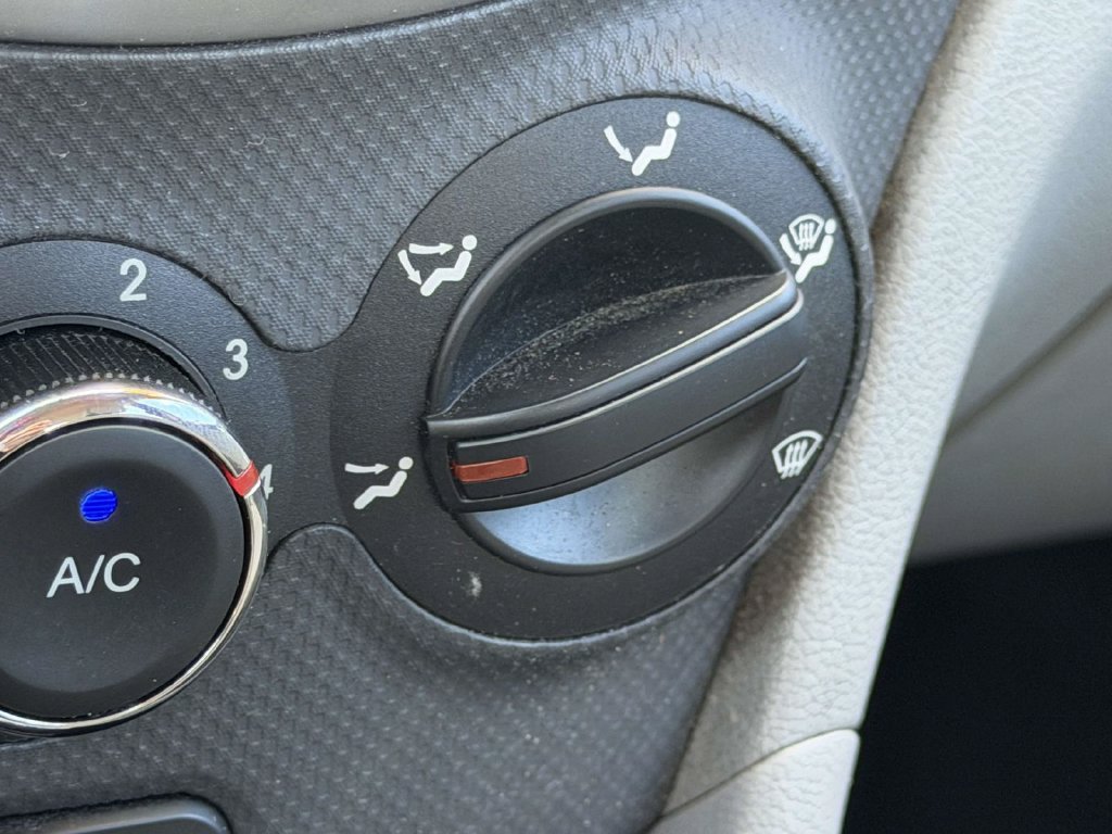 Used 2013 Hyundai Accent GLS w/ Premium Pkg FWD image 34