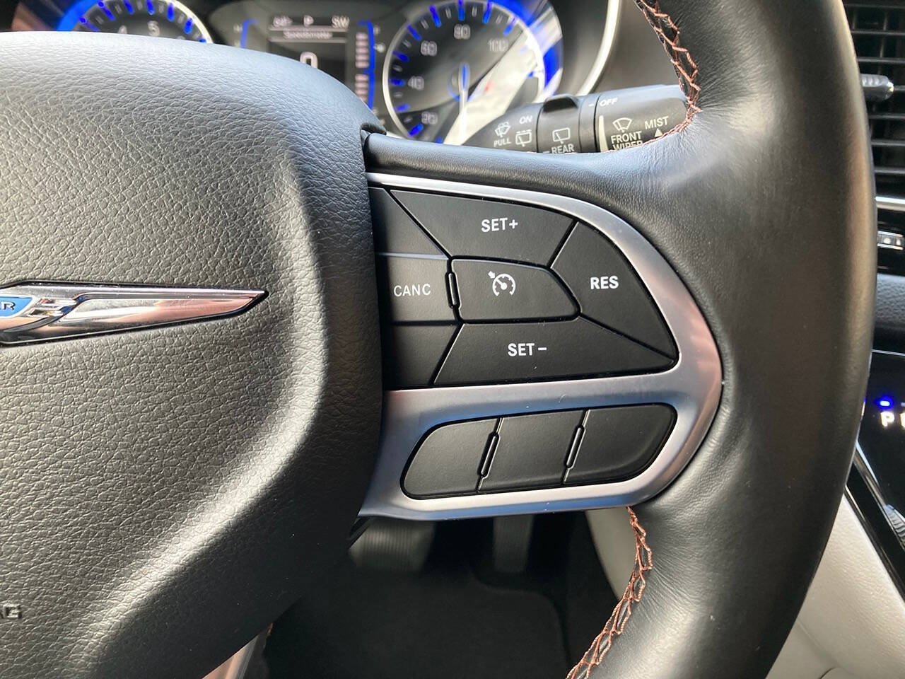 Used 2020 Chrysler Pacifica Touring-L FWD image 21