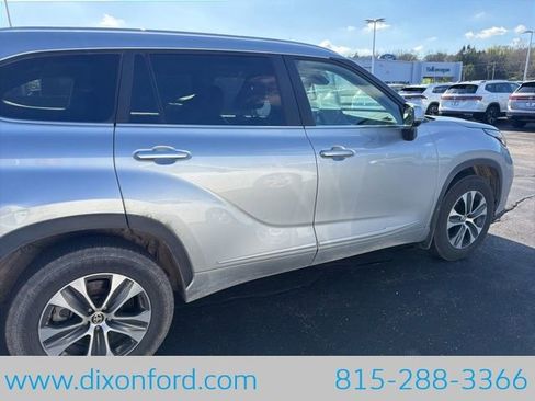Used 2023 Toyota Highlander XLE AWD/4WD image 7