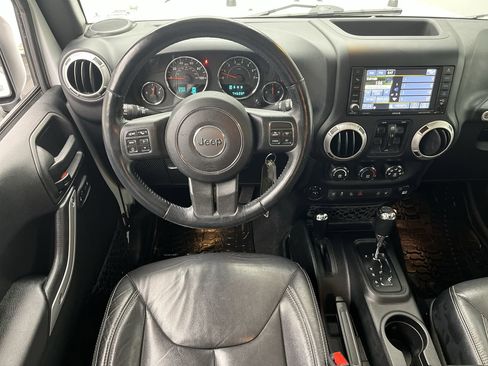 Used 2017 Jeep Wrangler Unlimited Sahara w/ Connectivity Group image 11