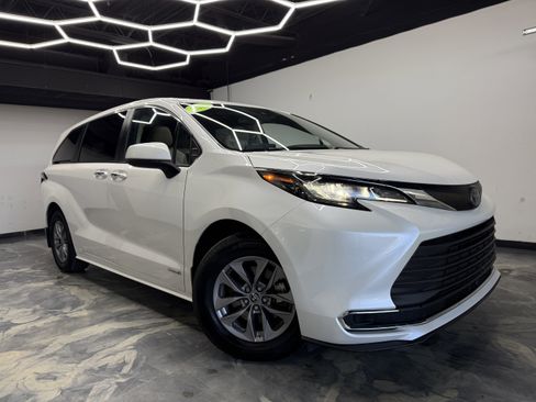 Used 2021 Toyota Sienna XLE image 6