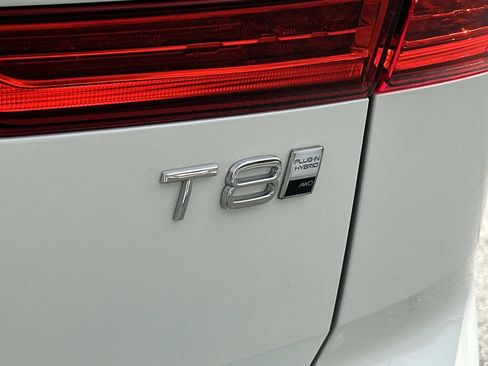 Certified 2025 Volvo XC60 T8 Plus w/ Protection Package Premier image 28