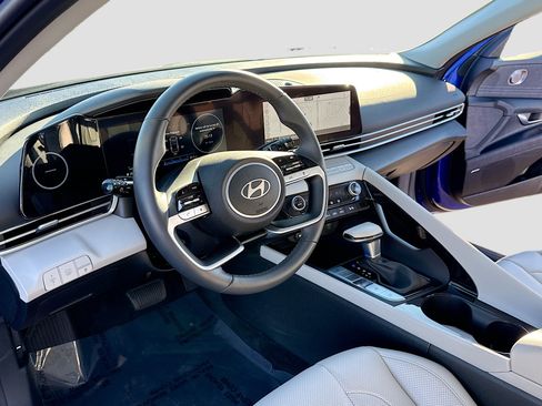 Certified 2025 Hyundai Elantra Limited image 4