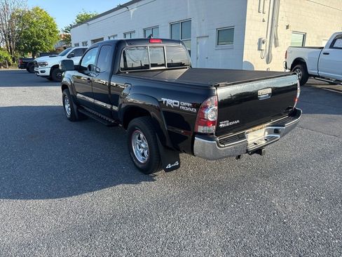 Used 2015 Toyota Tacoma 4x4 Access Cab V6 w/ TRD Off-Road Package image 3