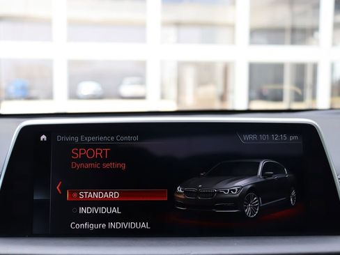 Used 2018 BMW 750i image 25