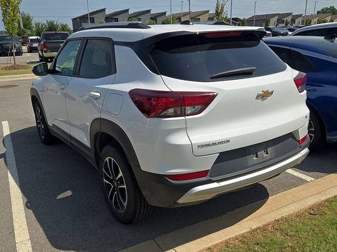 Used 2025 Chevrolet TrailBlazer LT FWD image 2