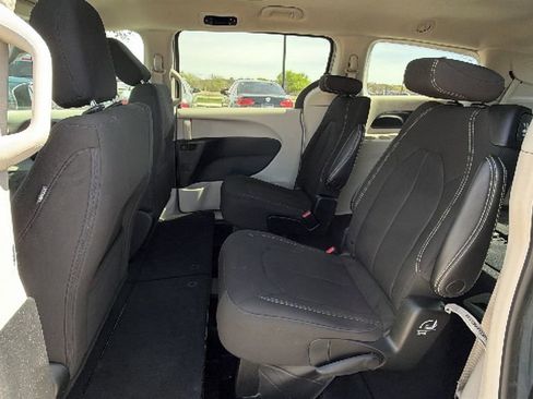 Used 2023 Chrysler Voyager LX image 33