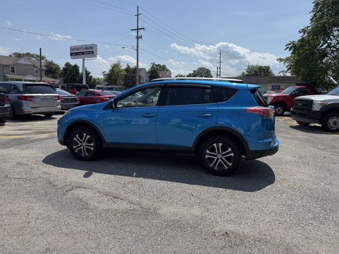 Used 2018 Toyota RAV4 LE AWD/4WD image 21