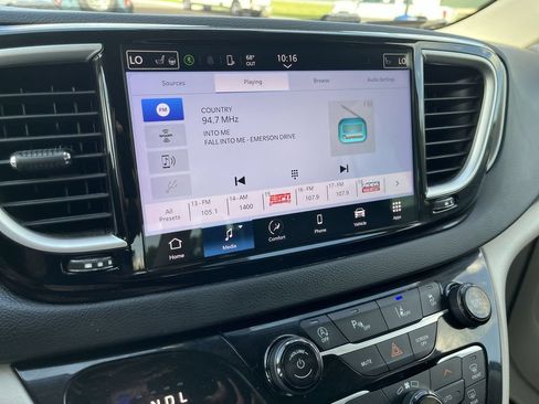 Used 2023 Chrysler Pacifica Touring-L FWD image 16