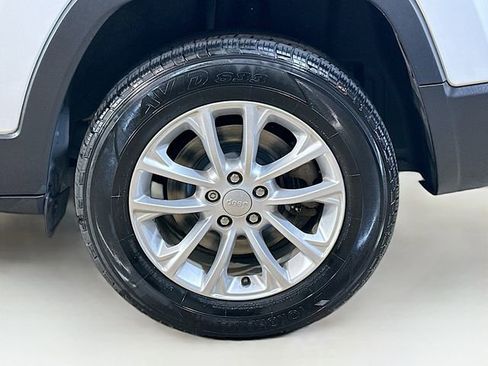 Used 2019 Jeep Cherokee Latitude w/ Popular Appearance Group AWD/4WD image 7