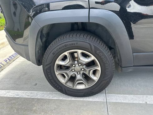 Used 2019 Jeep Cherokee Trailhawk w/ Cold Weather Group AWD/4WD image 16
