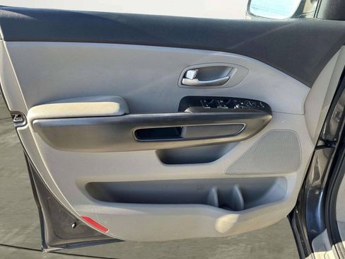 Used 2017 Kia Sedona LX w/ LX Essentials Premium Package FWD image 13
