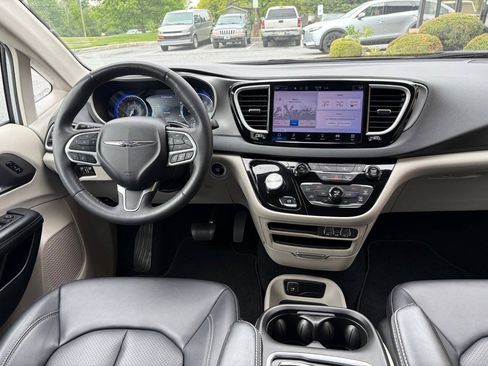 Used 2024 Chrysler Pacifica Touring-L FWD image 7