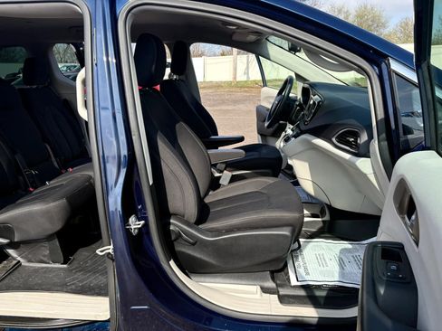 Used 2018 Chrysler Pacifica LX image 29