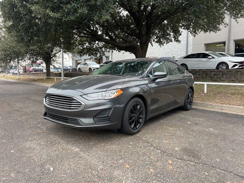 Used 2020 Ford Fusion SE image 3