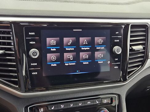 Certified 2022 Volkswagen Atlas Cross Sport SE w/ Panoramic Sunroof Package AWD/4WD image 19