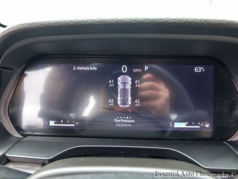 Used 2023 Jeep Grand Cherokee Limited w/ Luxury Tech Group II image 13