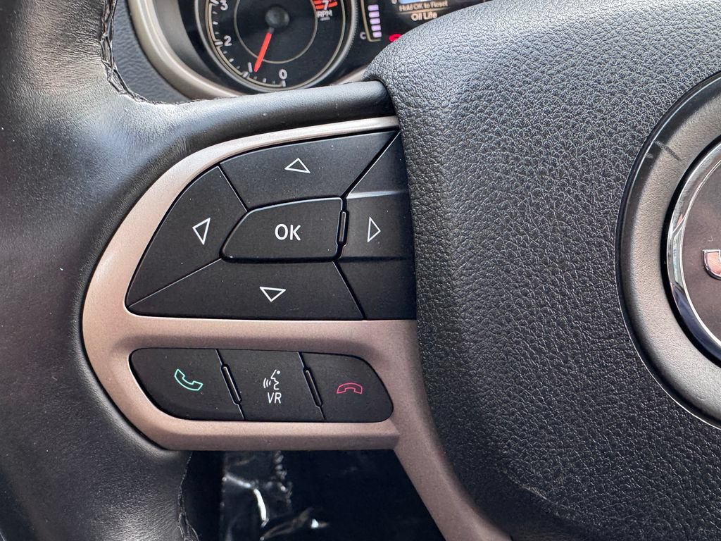 Used 2017 Jeep Cherokee Latitude w/ Cold Weather Group AWD/4WD image 26