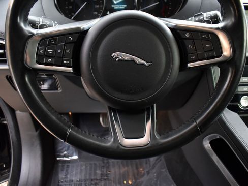 Used 2019 Jaguar F-PACE Prestige image 16