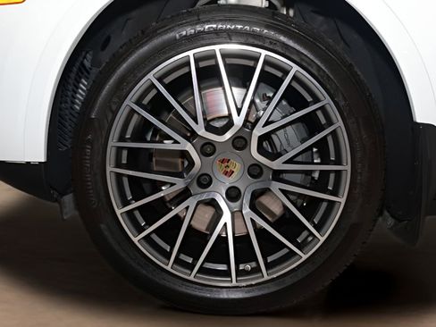 Used 2021 Porsche Cayenne S w/ Premium Package Plus image 30