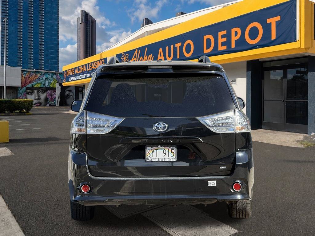 Used 2016 Toyota Sienna SE FWD image 3