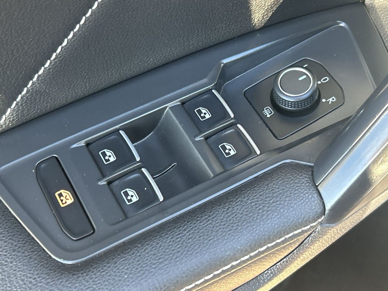 Used 2022 Volkswagen Tiguan SE w/ Panoramic Sunroof Package FWD image 18