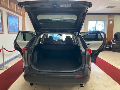 Used 2021 Toyota RAV4 XLE w/ Convenience Package image 9