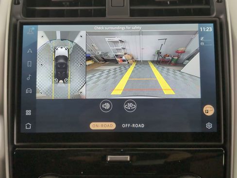 Used 2025 Land Rover Discovery Dynamic SE image 23