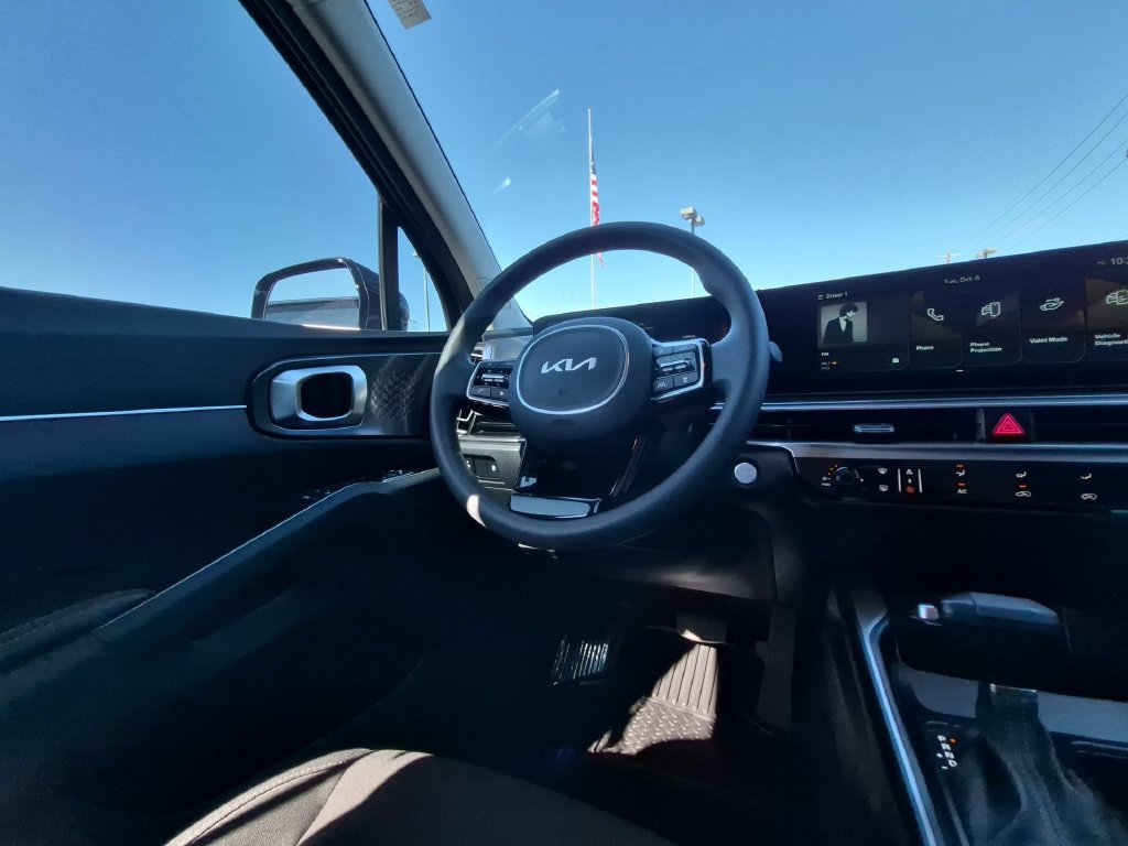 Used 2025 Kia Sorento LX FWD image 8