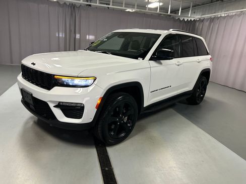 Used 2024 Jeep Grand Cherokee Limited w/ Luxury Tech Group II AWD/4WD image 3