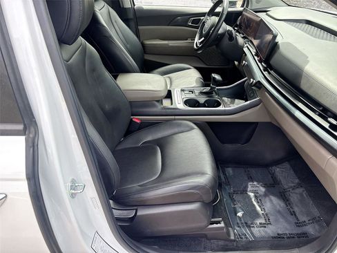 Used 2025 Kia Carnival FWD image 32