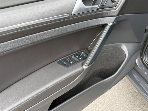 Used 2019 Volkswagen e-Golf SEL Premium image 11