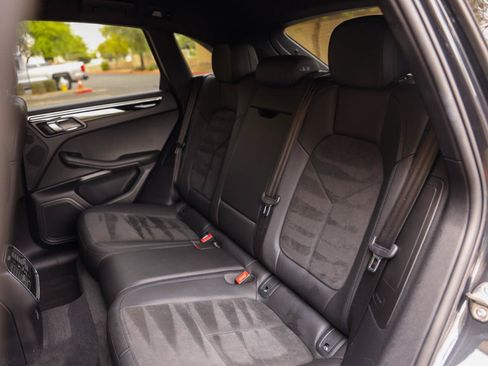 Used 2021 Porsche Macan AWD/4WD image 40
