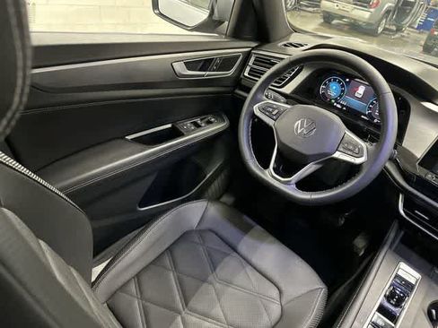 Used 2024 Volkswagen Atlas Cross Sport SE FWD image 12