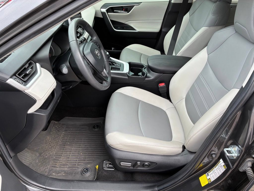 Used 2021 Toyota RAV4 XLE Premium FWD image 16