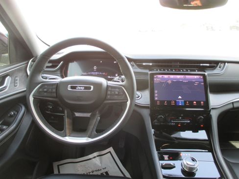 Used 2024 Jeep Grand Cherokee Limited w/ Black Appearance Package AWD/4WD image 11