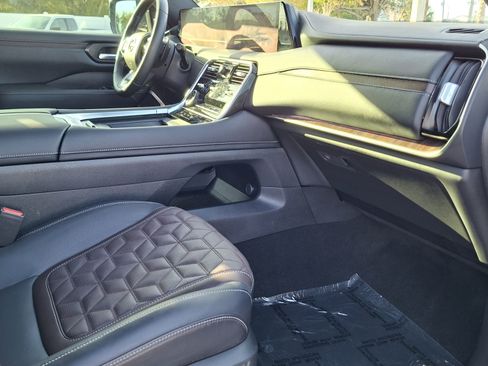Certified 2025 Nissan Armada Platinum image 24
