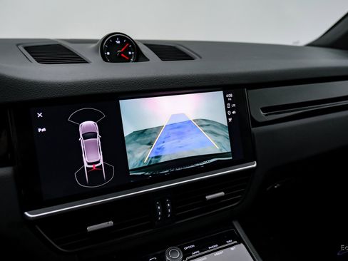 Used 2022 Porsche Cayenne Premium 20-Inch Wheels Trailer w/ Premium Package image 44